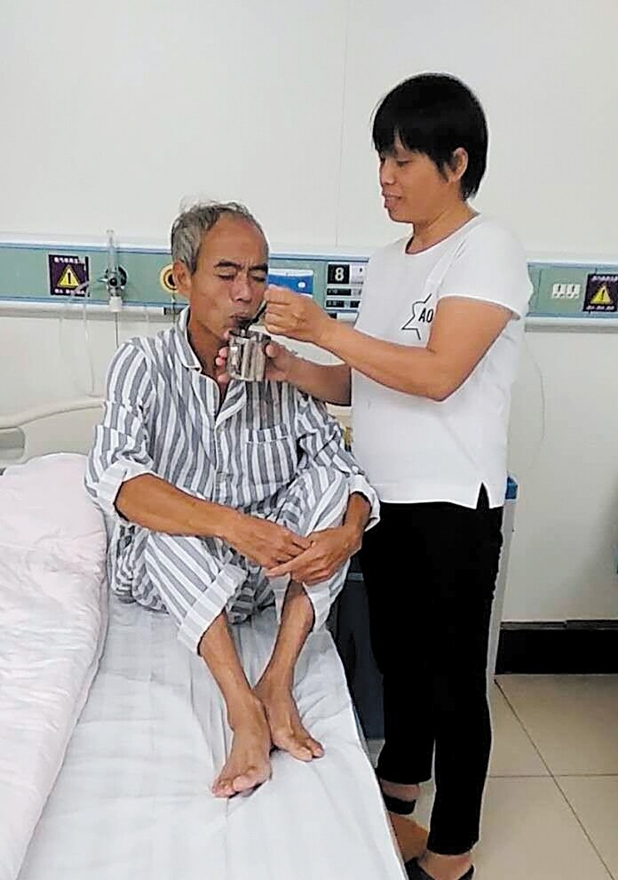 黄珍珍的母亲在医院里照顾患病的父亲(受访者供图)